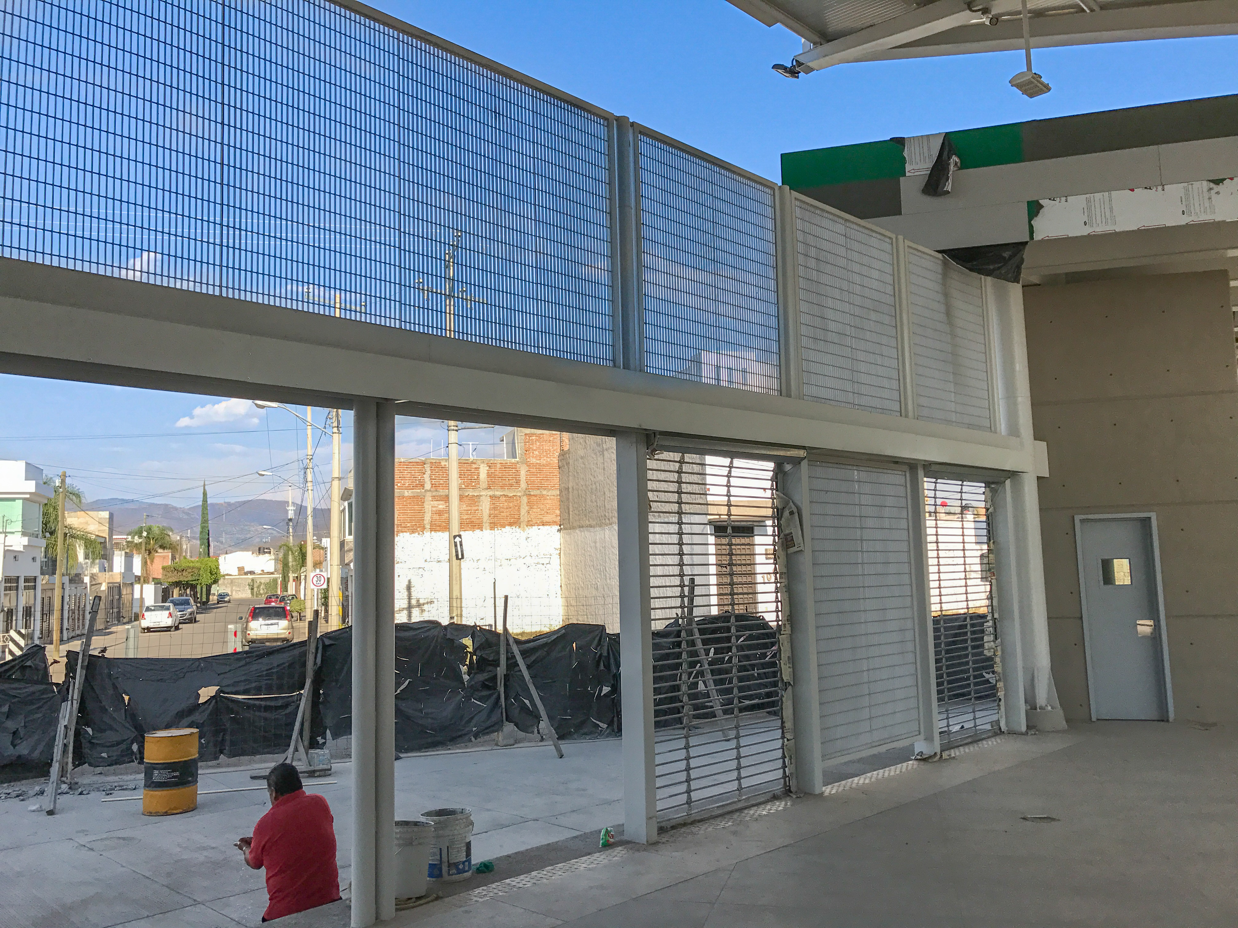 Fachada lateral de estructura SIT con accesos y muro de fachada, proyecto Fer Et Ciment en León Guanajuato